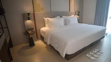 Mengapa Kamar Hotel Tanpa Jam Dinding: Strategi Bisnis dan Kenyamanan Tamu