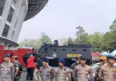 Persib Bandung Tiba di GBK dengan Pengamanan Ketat Kendaraan Taktis